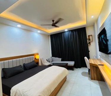 Hazratganj Hotel | Moonpathstays