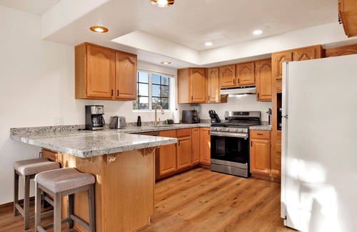 Upper Moonridge Cabin | Moonridge Heaven - Fun Packed Central Family Retreat w/Hot Tub + Games