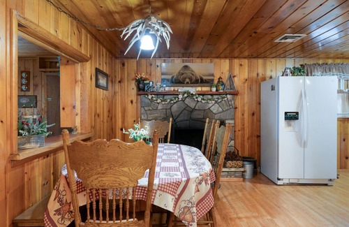 Pinetop-Lakeside Cabin | Moonridge Retreat - 3BR/2BA Cabin w/Casita/WiFi/Fenced Yard & Dog-Friendlyn