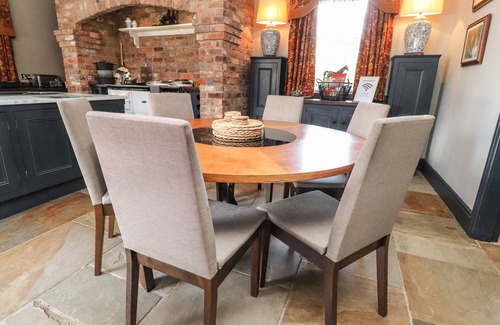 Poulton-le-Fylde Cottage | MOOR END MANOR, family friendly, luxury holiday cottage in Stalmine