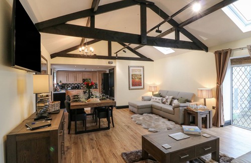 Ashover House | MOOR FARM COTTAGE, family friendly, with hot tub in Ashover