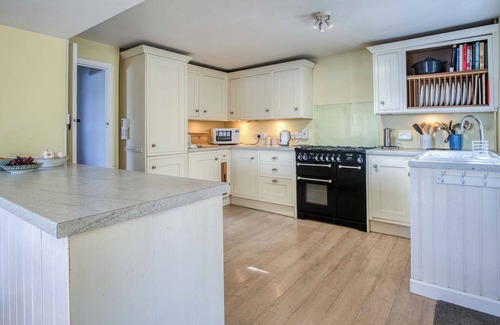 St Brides Cottage | Morgan's Cottage Has One Of The Best Positions In Dale Right On The Water's Edge