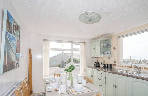 Ty Croes House | MORLAIS (VOICE OF THE SEA), pet friendly, with a garden in Aberffraw