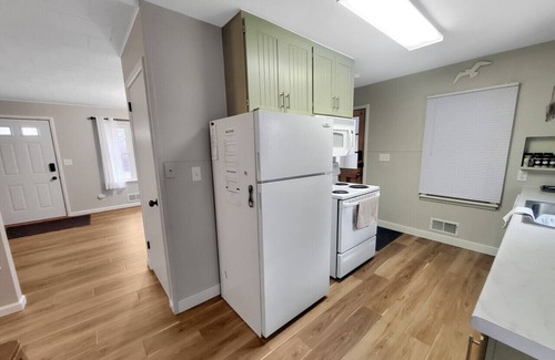 Arnolds Park House | Morning View Cottage at the Lake - Cute Cottage with Lake Views in the heart of Arnolds Park