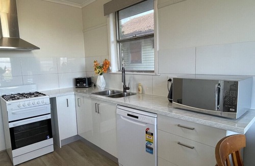 Morwell House | Morwell Pet friendly 3 BRMS Rental home Free Parking Wifi