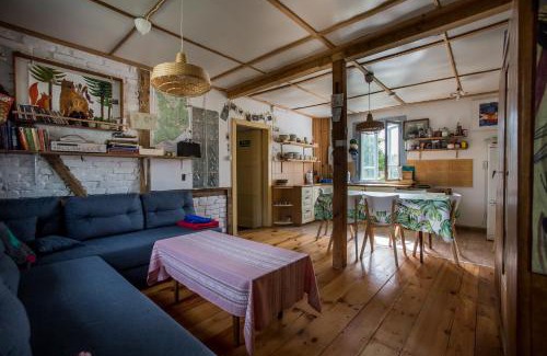 Bialowieza House | MorzeLas niebieski domek