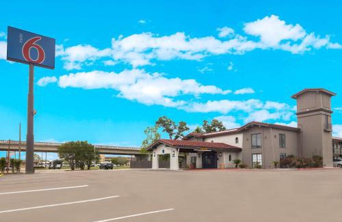 Beaumont Hotel | Motel 6-Beaumont, TX