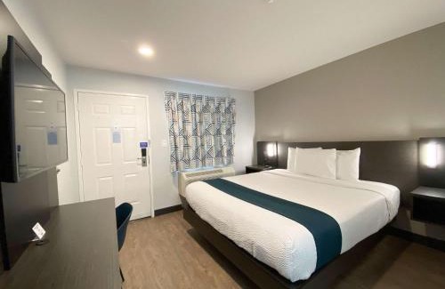 Bellflower Hotel | Motel 6-Bellflower, CA - Los Angeles