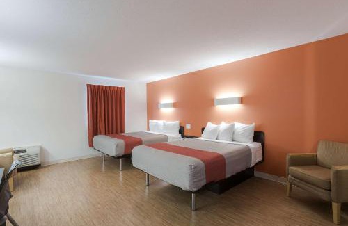 Brandon Hotel | Motel 6-Brandon, MB
