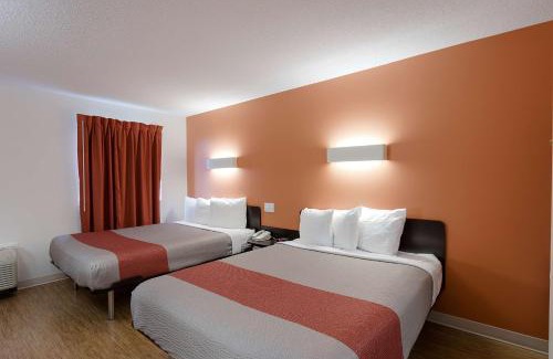 Brandon Hotel | Motel 6-Brandon, MB
