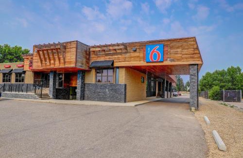Brooks Hotel | Motel 6 Brooks AB