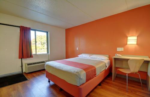 Chicopee Hotel | Motel 6-Chicopee, MA - Springfield