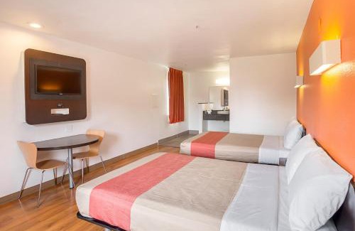 Clairmont Hotel | Motel 6-Grande Prairie, AB