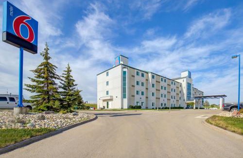 Clairmont Hotel | Motel 6-Grande Prairie, AB