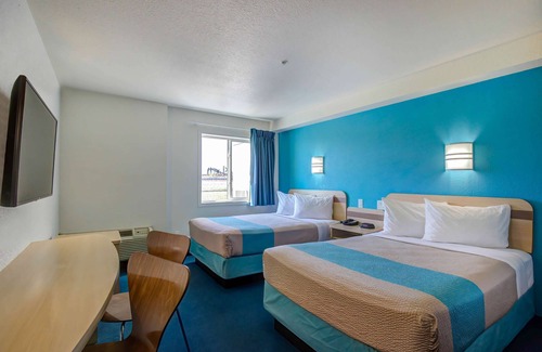 Clairmont Hotel | Motel 6 Grande Prairie, AB