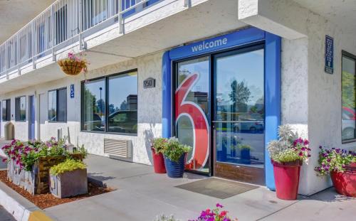 Medford Hotel | Motel 6-Medford, OR