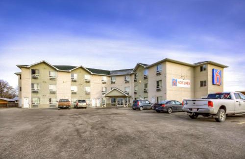 Regina Hotel | Motel 6-Regina, SK