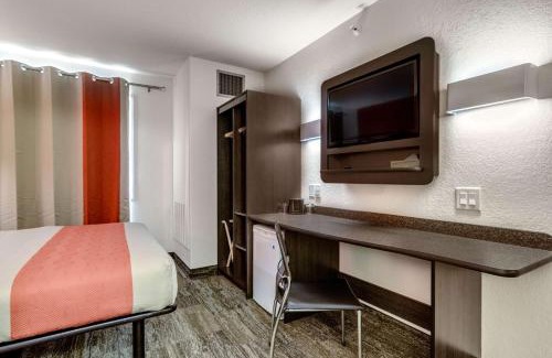 North Industrial Hotel | Motel 6-Saskatoon, SK