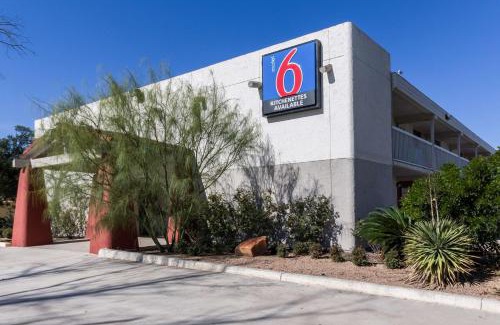 Uvalde Hotel | Motel 6-Uvalde, TX