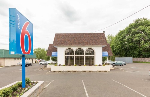 Warminster Hotel | Motel 6-Warminster, PA