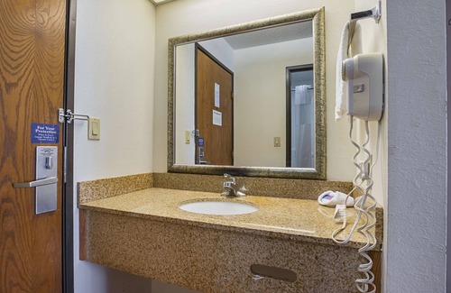 Waterloo Hotel | Motel 6 Waterloo, IA - Crossroads Mall - Cedar Falls