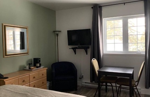Baie-St-Paul Hotel | Motel Des Cascades: Room with 2 Large Queen-Size Beds
