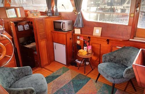 Amsterdam South Boat Rental | Motorjacht Flint