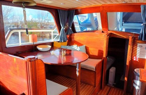 Amsterdam South Boat Rental | Motorjacht Flint