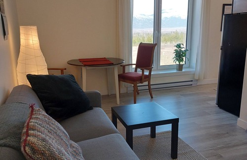 Central Kootenay House | Mountain and Valley View Suite with AC