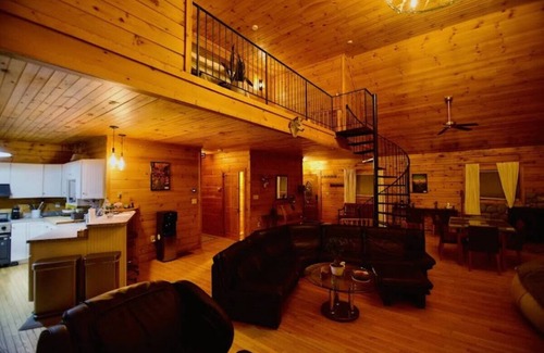 Pittsfield House | Mountain Bliss: Spacious Retreat Near Killington, 5 Br, 3 Ba Hot tub Sleeps 15