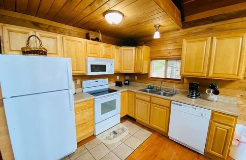 Hardyville Cabin | Mountain Chalet | hot tub | RRG