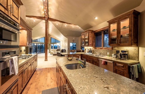 Lower Kingsbury House | Mountain Escape | Decks-EV Charger-Spa | Sleeps 10