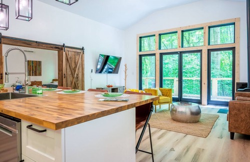 Hot Springs Cabin | Mountain Getaway Cozy Cabin Modern Retreat to Unwind AWD or 4WD recommended
