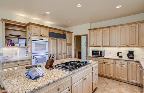 Three Peaks House | Mountain Home on Raven Golf Course - Private Sauna & Hot Tub