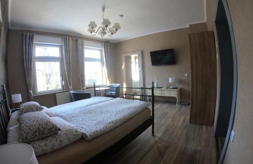 Guentersberge Apartment | Mountain Lake View
