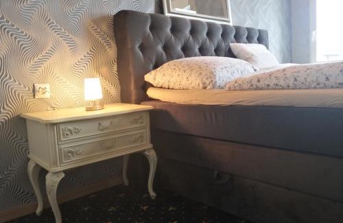 Guentersberge Apartment | Mountain Lake View