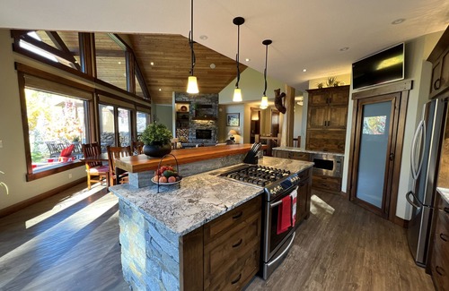 East Kootenay House | Mountain living at its finest in our spacious 4-bedroom home with Wheelchair Access