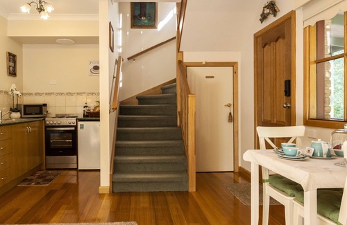 Mount Dandenong Bed & Breakfast | Mountain Lodge