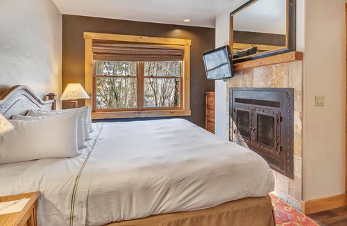 Mountain Village Cabin | Mountain Lodge Jr Ste w/kitchenette - no oven, gas fireplace & ski in-out