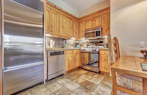 Mountain Village Cabin | Mountain Lodge 2 BR Ste w/kitchen gas fireplace & Ski in/out
