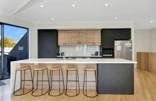 Bright House | Mountain Mist Retreat - 6 Bedrooms