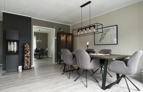 Sørvagen House | Mountain Peak Retreat