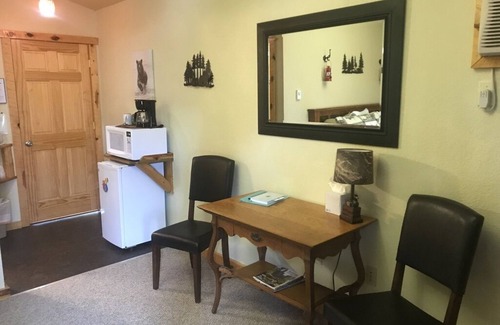Hill City Cabin | Mountain Peaks Inn, BEAR MOUNTAIN SUITE, Downtown Hill City