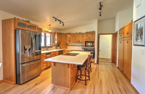Glenwood Springs House | Mountain Retreat w/Hot Tub, Scenic Decks, Grill, Dog Friendly & 7 mi. to Skiing
