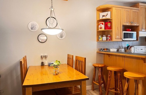 Harvie Heights House | Mountain Retreat Townhouse - 2 mins drive to Banff National Park Gate