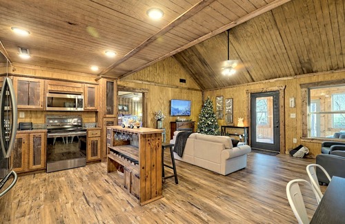 Young Harris Cabin | MOUNTAIN & RIVER VIEW, HOT TUB, FIREPLACES & FIRE PIT, WIFI, DOGS Ok, TV's