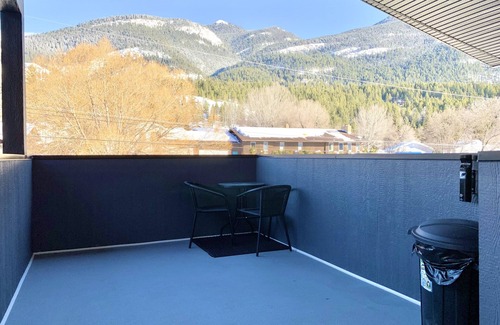 Golden Apartment | Mountain/Riverside Suite With Surreal Views