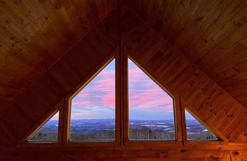 East Haven Cabin | Mountain side cabin views of sunsets every day nearest neighbor is a mile away