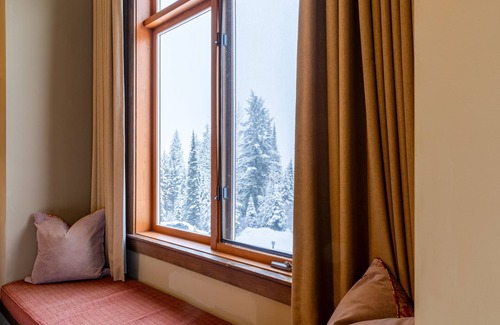 Golden Ski Chalet | Mountain-Side Lodge: Perfect for Wellness Retreats, Large Families & Big Groups