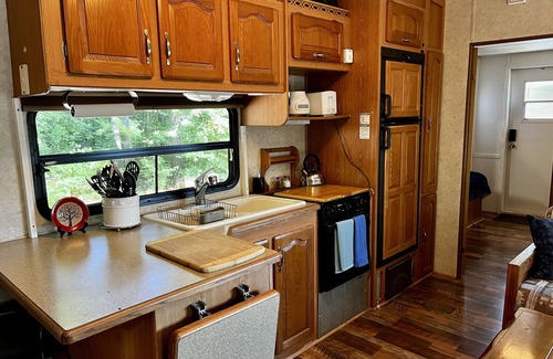 Alexander House | Mountain sunrise views from spacious cozy 5th wheel camper-20 min from Asheville